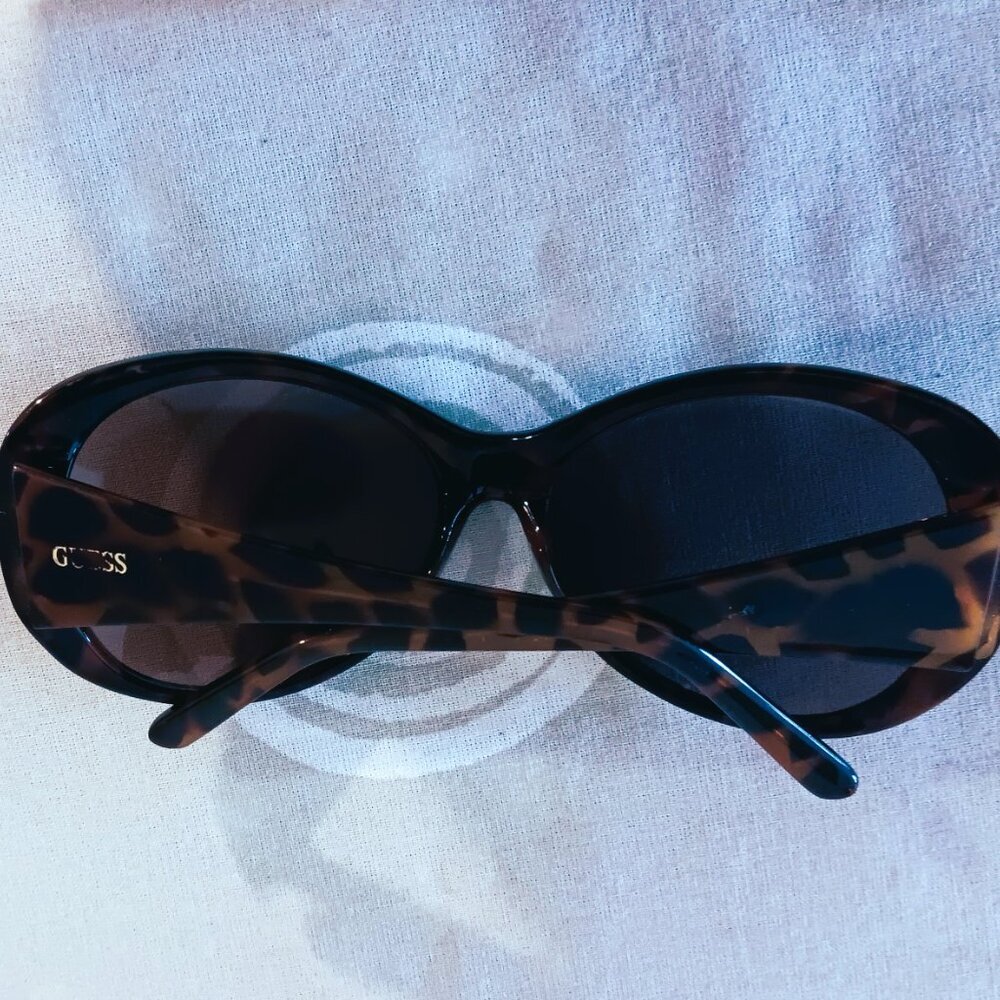 GUESS WOMEN'S SIXTIES-STYLE OVAL-RIMMED STYLISH TORTOISE SUNGLASSES & RED CASE - Picture 3 of 5